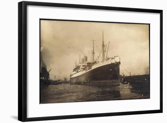 Foto Hapag, Dampfschiff Deutschland Im Hafen-null-Framed Giclee Print