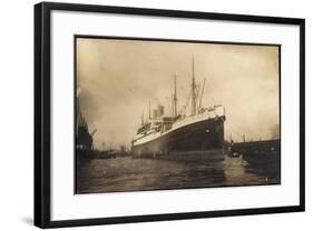 Foto Hapag, Dampfschiff Deutschland Im Hafen-null-Framed Giclee Print