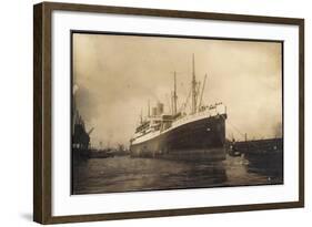 Foto Hapag, Dampfschiff Deutschland Im Hafen-null-Framed Giclee Print