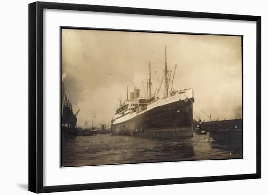 Foto Hapag, Dampfschiff Deutschland Im Hafen-null-Framed Giclee Print