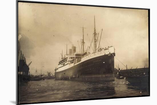 Foto Hapag, Dampfschiff Deutschland Im Hafen-null-Mounted Giclee Print