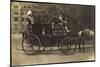 Foto Kutsche, Adelige Dame, Fahrer,Pferd,Pflasterweg-null-Mounted Giclee Print