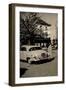 Foto Mann Mit Seinem Auto Vor Einem Restaurant-null-Framed Giclee Print