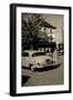 Foto Mann Mit Seinem Auto Vor Einem Restaurant-null-Framed Giclee Print