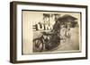 Foto Motorradfahrer Zieht Fahrradfahrer, Rennbahn-null-Framed Giclee Print