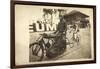 Foto Motorradfahrer Zieht Fahrradfahrer, Rennbahn-null-Framed Giclee Print