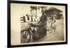 Foto Motorradfahrer Zieht Fahrradfahrer, Rennbahn-null-Framed Giclee Print