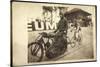 Foto Motorradfahrer Zieht Fahrradfahrer, Rennbahn-null-Stretched Canvas
