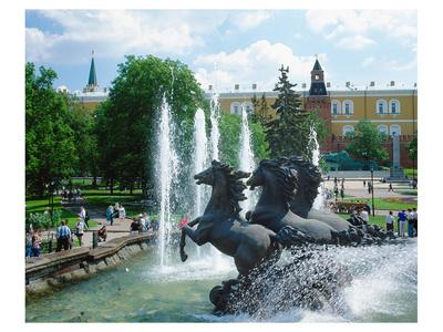 https://imgc.allpostersimages.com/img/posters/fountain-at-alexander-garden-moscow-russia_u-L-F77NS80.jpg?artPerspective=n