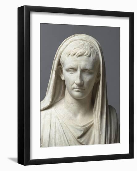 Fragment d'une statue: portrait d'Auguste en pontife-null-Framed Giclee Print