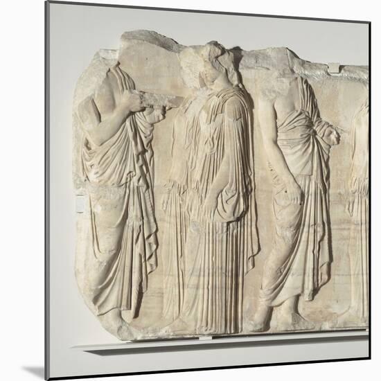 Fragment de la frise est du Parthénon. Vers 445-438 av J.-C.-null-Mounted Giclee Print