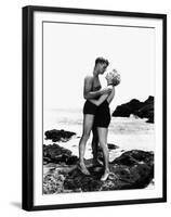 FROM HERE TO ETERNITY, 1953 directed by FRED ZINNEMANN Burt Lancaster and Deborah Kerr (b/w photo)-null-Framed Photo