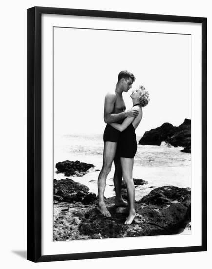 FROM HERE TO ETERNITY, 1953 directed by FRED ZINNEMANN Burt Lancaster and Deborah Kerr (b/w photo)-null-Framed Photo