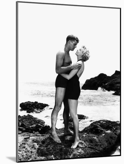 FROM HERE TO ETERNITY, 1953 directed by FRED ZINNEMANN Burt Lancaster and Deborah Kerr (b/w photo)-null-Mounted Photo