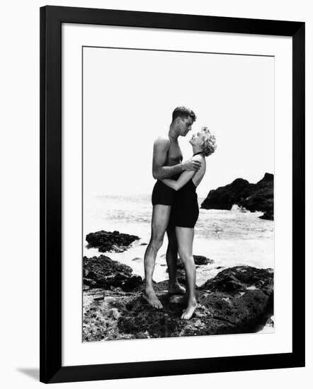 FROM HERE TO ETERNITY, 1953 directed by FRED ZINNEMANN Burt Lancaster and Deborah Kerr (b/w photo)-null-Framed Photo