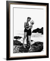 FROM HERE TO ETERNITY, 1953 directed by FRED ZINNEMANN Burt Lancaster and Deborah Kerr (b/w photo)-null-Framed Photo