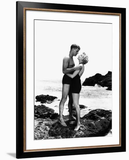 FROM HERE TO ETERNITY, 1953 directed by FRED ZINNEMANN Burt Lancaster and Deborah Kerr (b/w photo)-null-Framed Photo