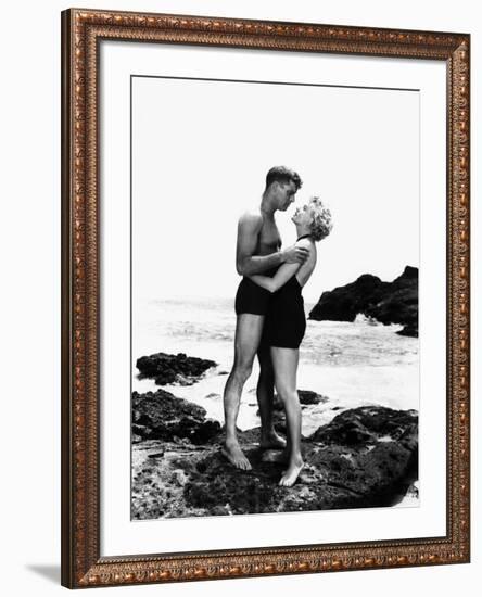 FROM HERE TO ETERNITY, 1953 directed by FRED ZINNEMANN Burt Lancaster and Deborah Kerr (b/w photo)-null-Framed Photo