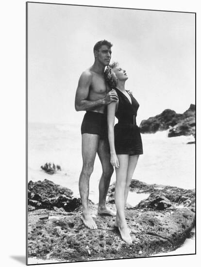 FROM HERE TO ETERNITY, 1953 directed by FRED ZINNEMANN Burt Lancaster and Deborah Kerr (b/w photo)-null-Mounted Photo