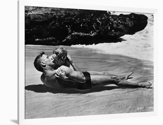 FROM HERE TO ETERNITY, 1953 directed by FRED ZINNEMANN Burt Lancaster and Deborah Kerr (b/w photo)-null-Framed Photo