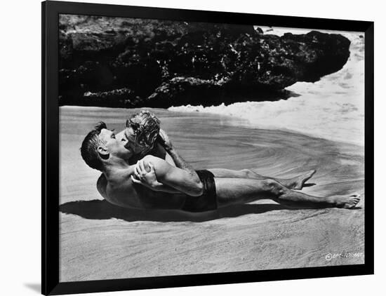 FROM HERE TO ETERNITY, 1953 directed by FRED ZINNEMANN Burt Lancaster and Deborah Kerr (b/w photo)-null-Framed Photo