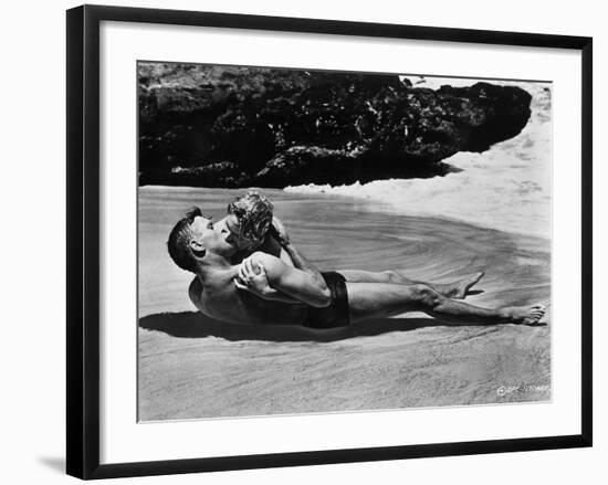 FROM HERE TO ETERNITY, 1953 directed by FRED ZINNEMANN Burt Lancaster and Deborah Kerr (b/w photo)-null-Framed Photo