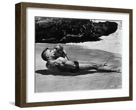 FROM HERE TO ETERNITY, 1953 directed by FRED ZINNEMANN Burt Lancaster and Deborah Kerr (b/w photo)-null-Framed Photo