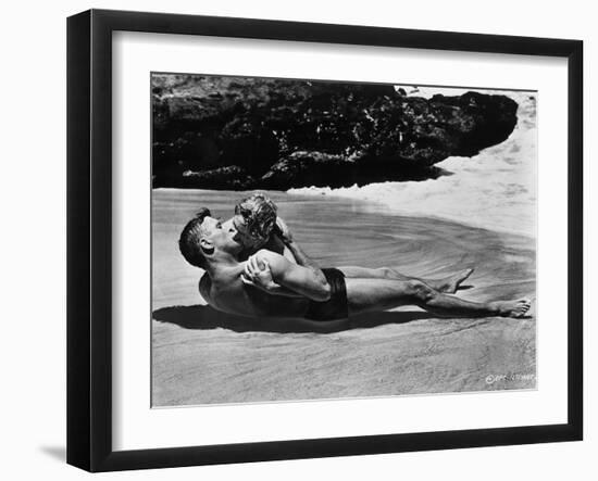 FROM HERE TO ETERNITY, 1953 directed by FRED ZINNEMANN Burt Lancaster and Deborah Kerr (b/w photo)-null-Framed Photo