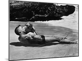 FROM HERE TO ETERNITY, 1953 directed by FRED ZINNEMANN Burt Lancaster and Deborah Kerr (b/w photo)-null-Mounted Photo