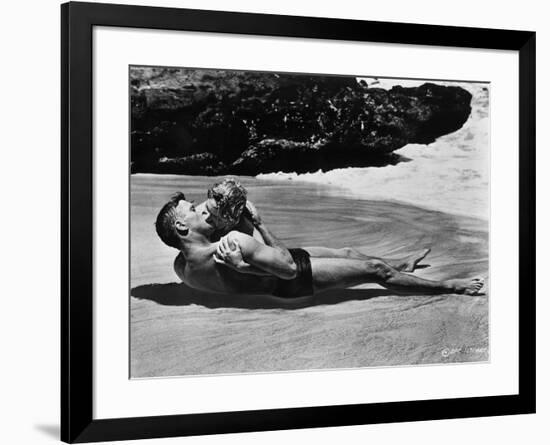 FROM HERE TO ETERNITY, 1953 directed by FRED ZINNEMANN Burt Lancaster and Deborah Kerr (b/w photo)-null-Framed Photo