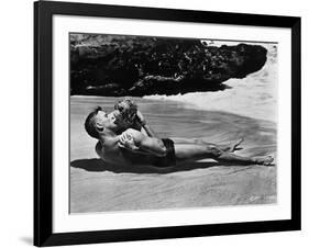 FROM HERE TO ETERNITY, 1953 directed by FRED ZINNEMANN Burt Lancaster and Deborah Kerr (b/w photo)-null-Framed Photo