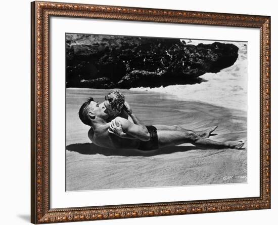 FROM HERE TO ETERNITY, 1953 directed by FRED ZINNEMANN Burt Lancaster and Deborah Kerr (b/w photo)-null-Framed Photo