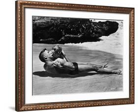 FROM HERE TO ETERNITY, 1953 directed by FRED ZINNEMANN Burt Lancaster and Deborah Kerr (b/w photo)-null-Framed Photo