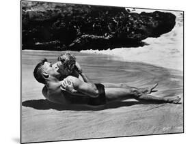 FROM HERE TO ETERNITY, 1953 directed by FRED ZINNEMANN Burt Lancaster and Deborah Kerr (b/w photo)-null-Mounted Photo