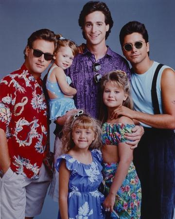 https://imgc.allpostersimages.com/img/posters/full-house-cast-posed-in-blue-background_u-L-Q1153HZ0.jpg?artPerspective=n