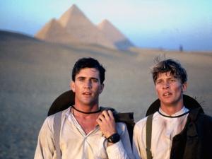 GALLIPOLI, 1981 directed by PETER WEIR Mel Gibson and Mark Lee (photo)