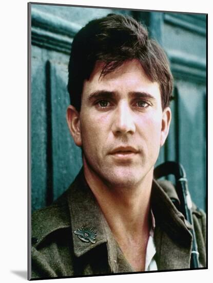 GALLIPOLI, 1981 directed by PETER WEIR Mel Gibson (photo)-null-Mounted Photo