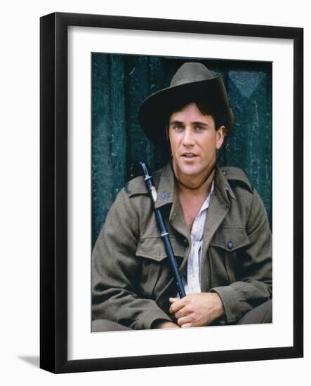 GALLIPOLI, 1981 directed by PETER WEIR Mel Gibson (photo)-null-Framed Photo