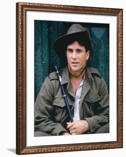 GALLIPOLI, 1981 directed by PETER WEIR Mel Gibson (photo)-null-Framed Photo