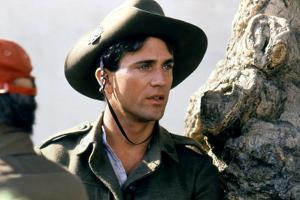GALLIPOLI, 1981 directed by PETER WEIR On the set, Mel Gibson (photo)