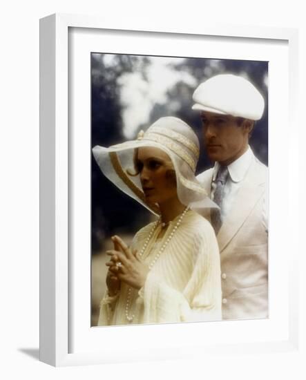 Gatsby le Magnifique THE GREAT GATSBY by Jack Clayton with Robert Redford and Mia Farrow, 1974 (pho-null-Framed Photo