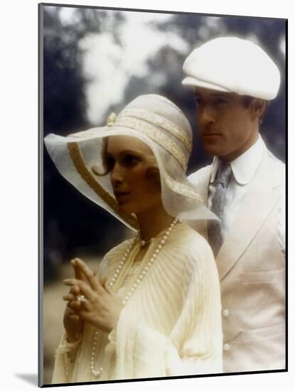 Gatsby le Magnifique THE GREAT GATSBY by Jack Clayton with Robert Redford and Mia Farrow, 1974 (pho-null-Mounted Photo