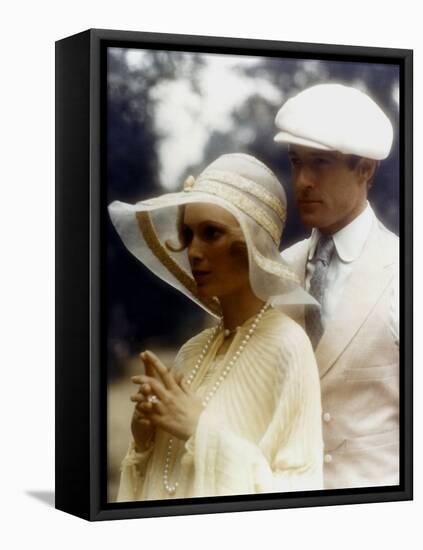 Gatsby le Magnifique THE GREAT GATSBY by Jack Clayton with Robert Redford and Mia Farrow, 1974 (pho-null-Framed Stretched Canvas