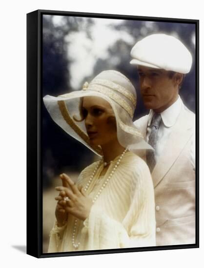 Gatsby le Magnifique THE GREAT GATSBY by Jack Clayton with Robert Redford and Mia Farrow, 1974 (pho-null-Framed Stretched Canvas