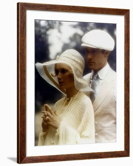 Gatsby le Magnifique THE GREAT GATSBY by Jack Clayton with Robert Redford and Mia Farrow, 1974 (pho-null-Framed Photo