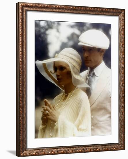 Gatsby le Magnifique THE GREAT GATSBY by Jack Clayton with Robert Redford and Mia Farrow, 1974 (pho-null-Framed Photo