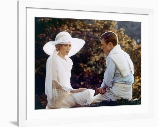 Gatsby le Magnifique THE GREAT GATSBY by Jack Clayton with Robert Redford and Mia Farrow, 1974 (pho-null-Framed Photo