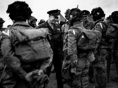 https://imgc.allpostersimages.com/img/posters/general-eisenhower-talks-with-paratroopers-of-the-101st-us-airborne-before-d-day_u-L-PQCOX70.jpg?artPerspective=n