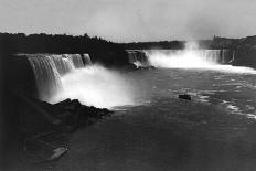 Les chutes du Niagara, vue d'un bateau-George Barker-Giclee Print