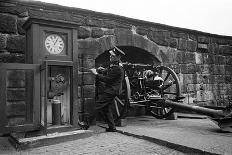 Time Gun at Edinburgh Castle 1945-George Greenwell-Photographic Print